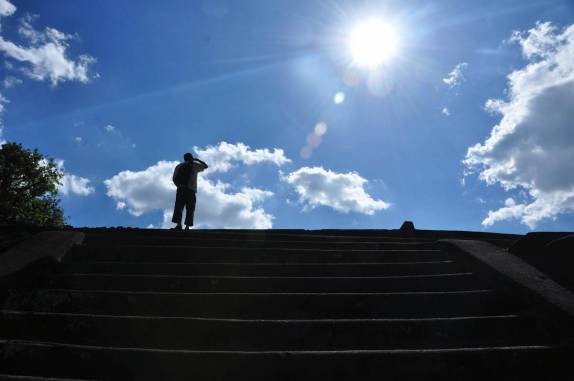 Subindo as escadas de antigo templo maya em Tazumal, em El Salvador